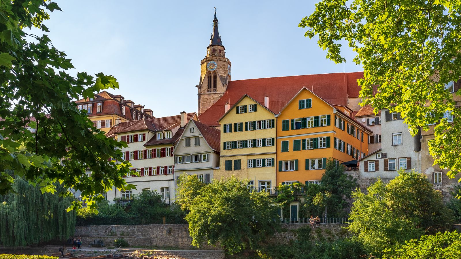 Blick auf die Tübinger Neckarfront mit Stiftskirche und Altstadthäusern.